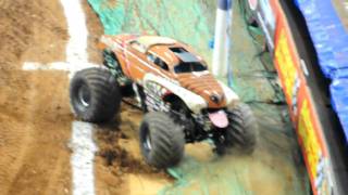 Monster Mutt crash and bash Freestyle at Monster Jam 2010 Atlanta Georgia [upl. by Dora514]