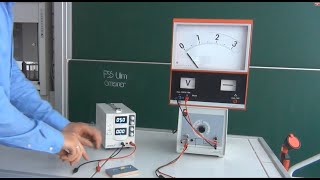 Elektrostatik 32 Kondensator Ladung und Spannung [upl. by Yema]