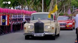 Thailandia la sfilata del re Maha Vajiralongkorn sulla chiatta reale a Bangkok [upl. by Craddock331]