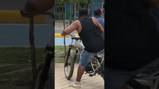 🔴De Moto nueva a moto vieja 🏍️💀🤣 colombia humor mundobox motos [upl. by Eiramanig]