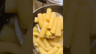 Pasta Rigatoni con Salmone e Piselli😋🍽️ cookingtime italianfood italianrecipe fypシ゚ [upl. by Adnirod]