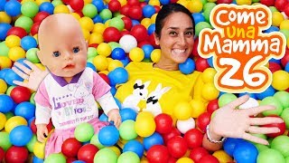 Video e giochi per bambini con Baby Born In piscina con le palline colorate Come una mamma [upl. by Nnaycart]