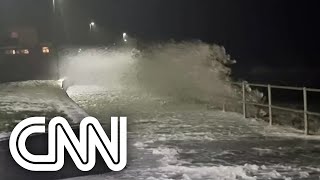 Tempestade Eunice mata pelo menos 10 pessoas na Europa  JORNAL DA CNN [upl. by Ttirrej]