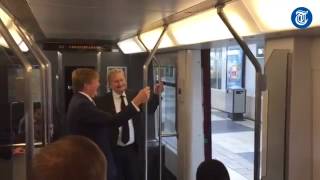 WillemAlexander duikt op in metro [upl. by Plossl454]