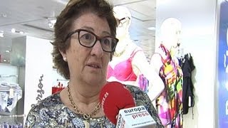 Consumidores dicen que la crisis quotinfluye muchoquot en las rebajas [upl. by Ming812]