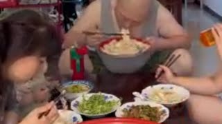 mukbang hakiki左滑逛抖音商城吧 夏日夜宵季 本夜宵腦袋申請報到 椒麻雞皮帶面 [upl. by Areval]