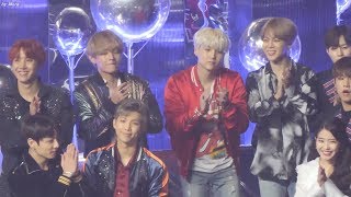 171202 방탄소년단 BTS 아이유IU 올해의앨범 대상 리액션 정국이ㅋㅋ 전체 직캠 Fancam 2017 멜론 뮤직 어워드 by Mera [upl. by Asylla973]