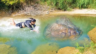 The girl jumped into the water to salvage the super giant clam The things inside are very precious [upl. by Eirak174]