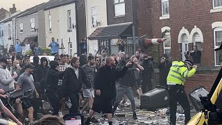 Dezenas de polícias feridos em confrontos durante homenagem a crianças esfaqueadas em Southport [upl. by Rudolph569]