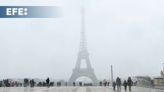 Vuelos cancelados y la torre Eiffel cerrada por el temporal de nieve en París [upl. by Vani]