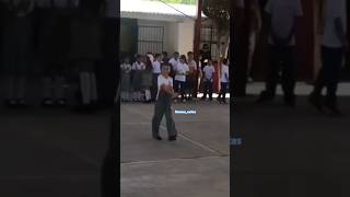 Niños graduandose muy alegres y bailando music andobienarreglado [upl. by Carleen]