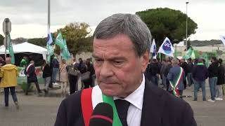 Il sindaco di Petacciato Antonio Di Pardo alla manifestazione davanti lo stabilimento Stellantis [upl. by Eenobe]