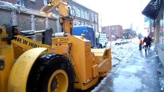 Premier chargement neige rue Beaubien Montréal hiver 20122013 [upl. by Ram]