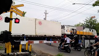 PALANG PINTU PERLINTASAN KERETA API JL ABIMANYU RAYA SEMARANG  KA BARANG KONTAINER [upl. by Arrais912]