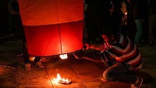 Himmelslaternen und Feuerwerk  Ostern in Leonidio Griechenland [upl. by Naot384]