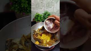 Kochu shak recipeIllish macher matha diye kochu saagkochu shak rannabengali kochu saag cooking [upl. by Oetam804]