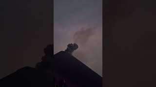 Increíble espectáculo de volcán 🌋 shorts volcan nature [upl. by Yellas]