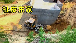 給東家清理塌方，卻把土渣倒在邻居家门前，今天这活怕是有人要找东家扯皮 熱門 谢挖挖 挖掘机 automobile 农村生活 [upl. by Alyakcim]