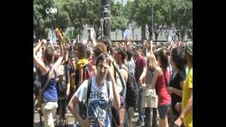 Los indignados ganan la batalla campal de plaça Catalunya [upl. by Neehsar957]