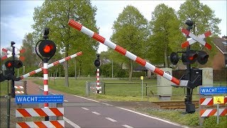 Spoorwegovergang Aalten  Dutch railroad crossing [upl. by Nal]