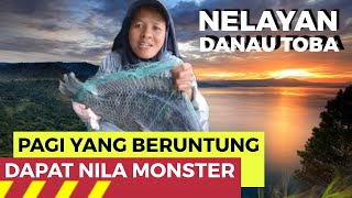 NELAYAN DANAU TOBA EMAK BORU MANURUNG AMBIL IKAN LOHAN DAN IKAN NILA DI DANAU TOBA [upl. by Tonjes]