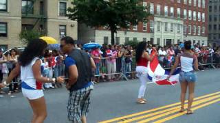 El Amiguito Bailando Bachata En Parada Dominicana Del Bronx 2009 [upl. by Merrie58]