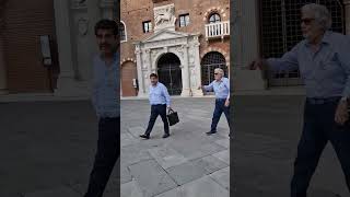 Plácido Domingo studiando e passeggiando per Verona 2023 [upl. by Eniamirt]