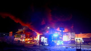 Zware explosies tijdens zeer grote brand bij mechanisatiebedrijf Zeewolde 13 12 2022 [upl. by Neeron]