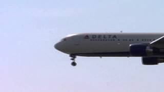 Boeing 767300 Delta landing at JFK New York Summer 2013 [upl. by Arhsub]