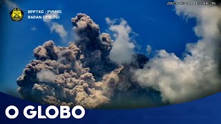 Vulcão Merapi na Indonésia entra em erupção e cobre aldeias de cinzas [upl. by Okechuku988]