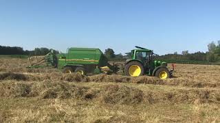 Quaderballen pressen Heu 1 Schnitt John Deere Power mit John Deere 6320 amp John Deere 690 Presse [upl. by Nalrah]