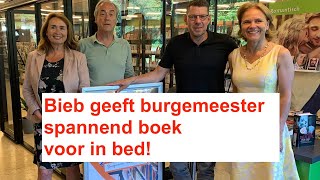 30 Bieb geeft burgemeester spannend boek voor in bed [upl. by Nawd886]