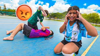 OS MENINOS SAÍRAM NO SOCO POR CAUSA DA MENINA QUE JOGA FUTEBOL [upl. by Lodi]