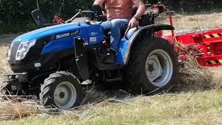 Solis 26 Heuwenden mit Kleintraktor und Bandrechen  Hay turning with compact tractor [upl. by Mauer]