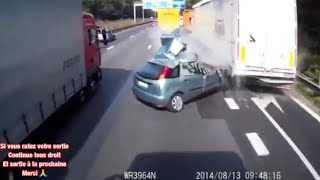 Spectaculaire accident d’un poid lourd avec une voiture en autoroute [upl. by Alvord287]