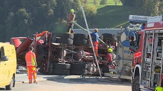 Wollerau SZ Lastwagen kippt und überschlägt sich [upl. by Epul]