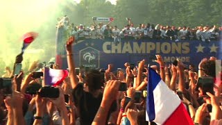 Foule en délire sur les Champs Elysées pour accueillir les Bleus [upl. by Aicnom]