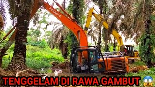 beko besar alat berat hitachi excavator ZaXis 210 F 5G terpuruk di tolong komatsu pc 200 long arm [upl. by Millicent]