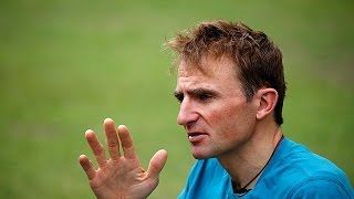 Extrembergsteiger Ueli Steck stürzt im Himalaja in den Tod [upl. by Trevorr876]