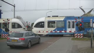 Spoorwegovergang Veenoord  Dutch railroad crossing [upl. by Adelaida18]