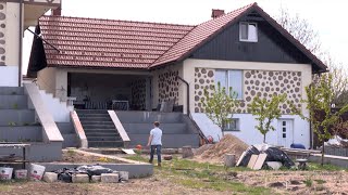 Casa în stil CORDWOOD [upl. by Rasla929]