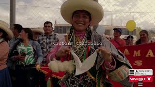 SIMPATICAS CHOTANAS VAN POR PASARELA BAILANDO HUAYNO [upl. by Assyle]