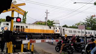 PALANG PINTU PERLINTASAN KERETA API JL ABIMANYU RAYA SEMARANG  KOMPILASI KERETA API [upl. by Dlorej]