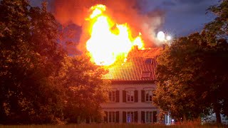 MASSIVER DACHSTUHLBRAND LÖSTE GROSSEINSATZ AUS  Meterhohe Flammen amp starke Rauchentwicklung [upl. by Eremaj]