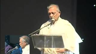 Gulzar recites his poetry at Jagjit Singh Concert [upl. by Ahtanaram]