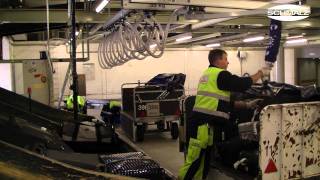 Vacuum Tube Lifter JumboFlex for manual handling of passenger baggage  35 kg  Schmalz [upl. by Dorina]