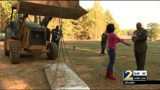 Cemetery director opens vault of man whom family says is not buried in right spot  WSBTV [upl. by Assi]