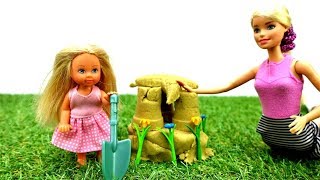 Poupées Barbie et Steffie construisent un château de sable [upl. by Tali]