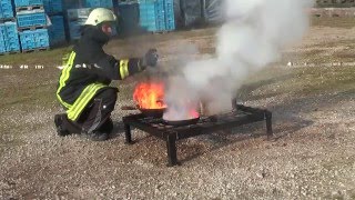 Problemlos Fettbrand löschen  mit dem Fettbrandlöscher FExx® 15 F [upl. by Cyler]