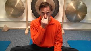 Asana Yoga Pranayama la posición de la mano para controlar la respiración en las fosas nasales [upl. by Kong]